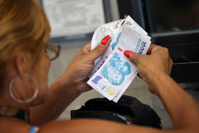 El salario mínimo perdió casi el 40% de su poder de compra durante la actual gestión