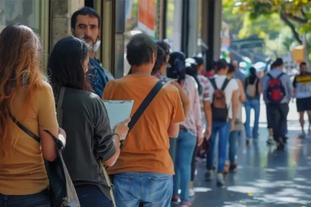 El empleo formal registra ocho meses de caída consecutiva, y el salario mínimo real perdió el 38% de su poder adquisitivo